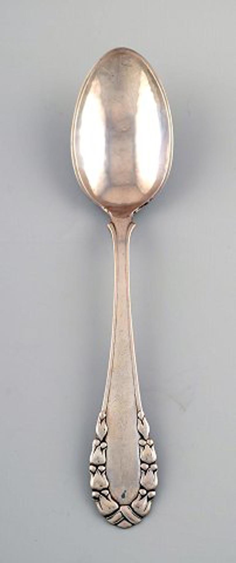 Georg Jensen Lily of the valley silver large soup/dinner spoon.
Two-piece
Measures: 20.5 cm.
In perfect condition.
Early stamp.
Designed by Georg Jensen in 1913.