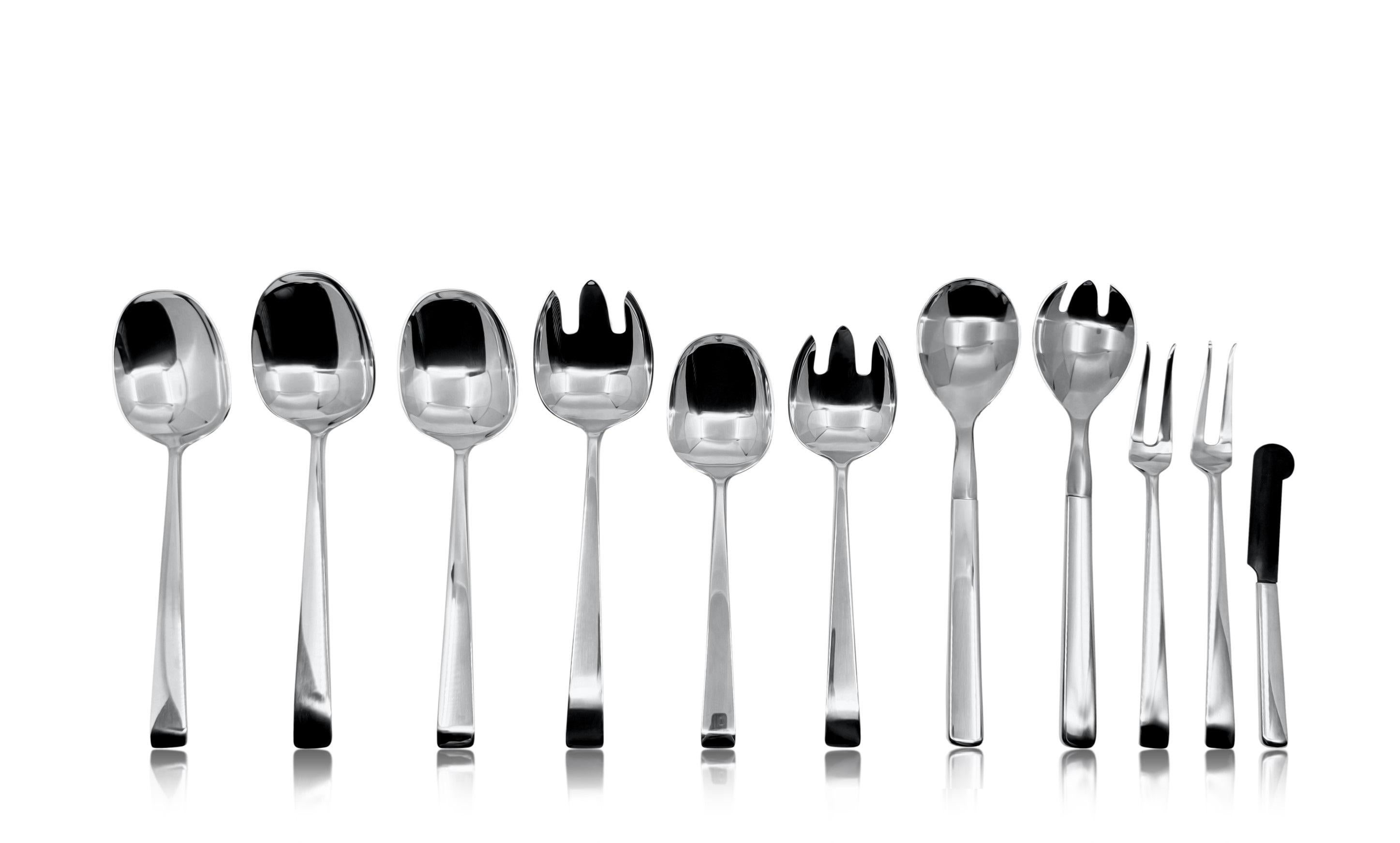 Un set di posate in argento extra large di Georg Jensen con il motivo Margrethe, disegnato da Rigmor Andersen & Annelise Bjørner nel 1966. Un design moderno di metà secolo realizzato con materiali di alta qualità. Il servizio è di 15 coperti da