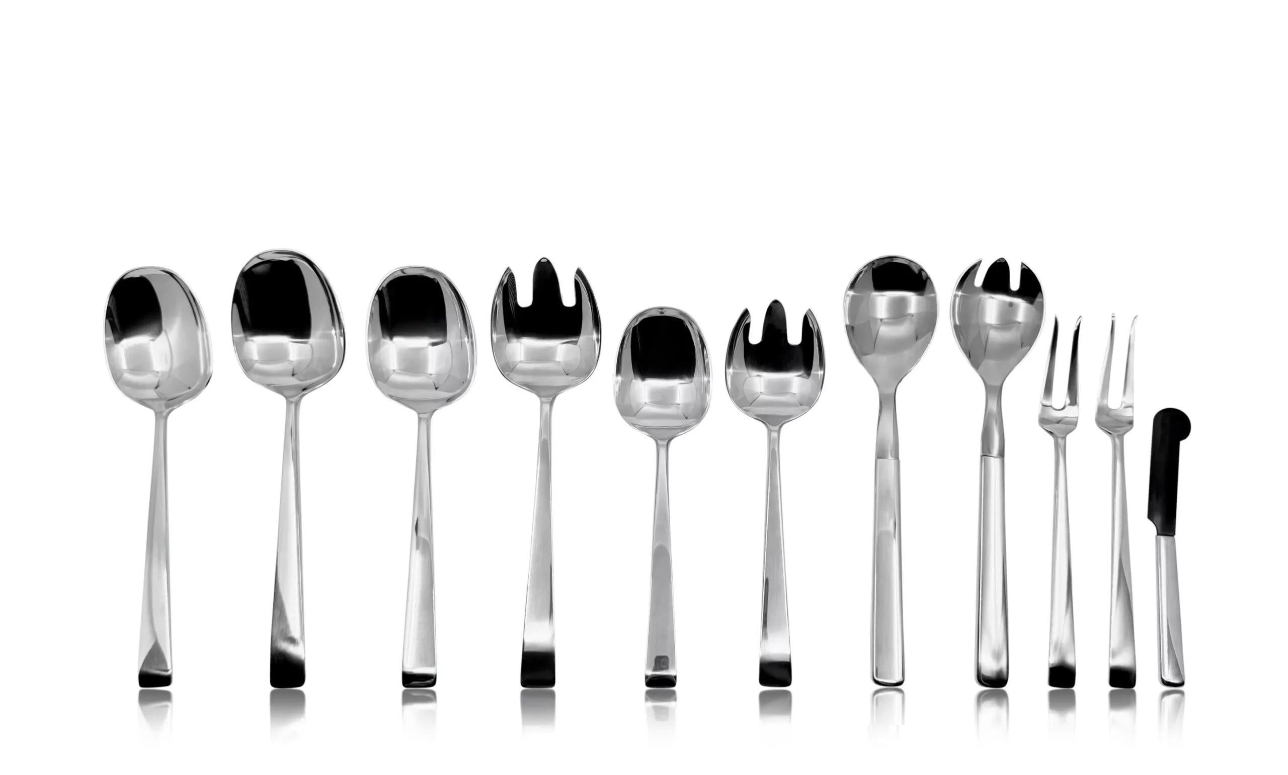 A extra-large Georg Jensen sterling silverware set in the Margrethe pattern, design by Rigmor Andersen & Annelise Bjørner in 1966. A mid-century modern design that is made of heavy quality. The service is 15 settings of eleven piece place