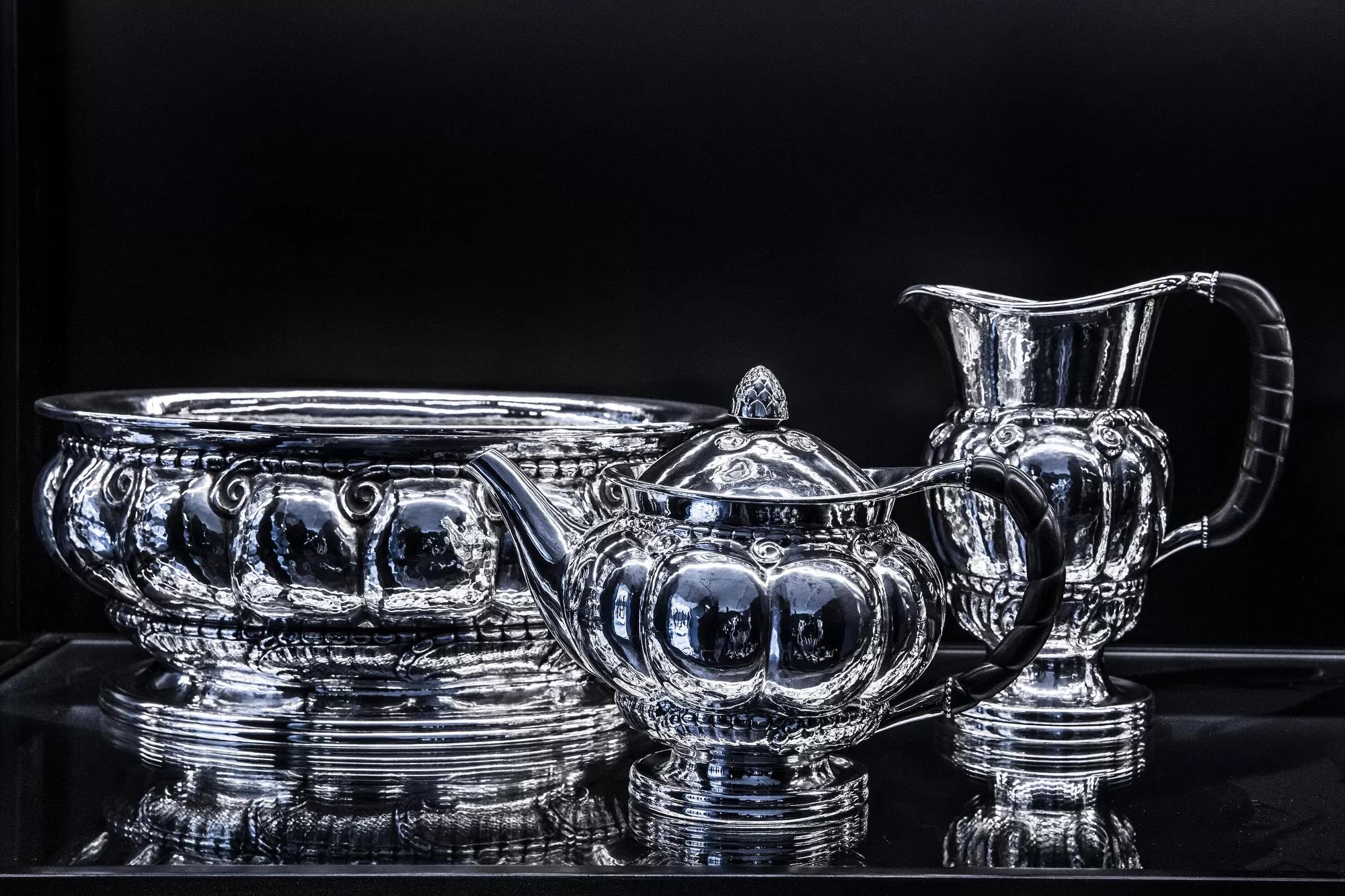 Si tratta di una ciotola centrotavola in argento Georg Jensen, design #189 di Georg Jensen, spesso chiamata 
