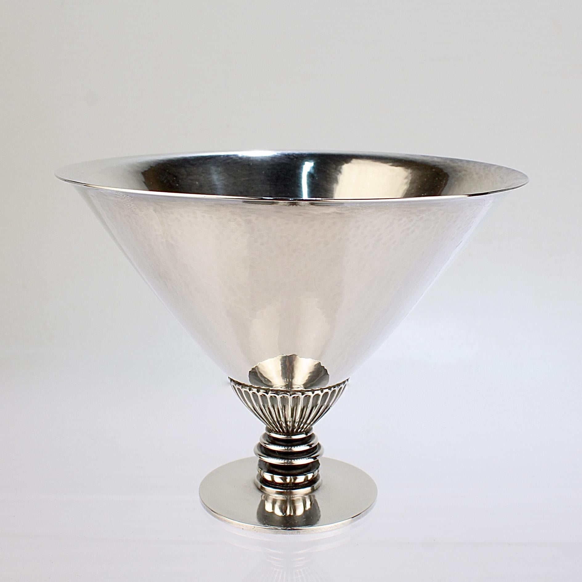 A fine Georg Jensen sterling silver bowl.

Model no. 259

Designed by Gundorph Albertus (1887 - 1970).

With a hand-hammered triangular bowl that tapers to a fluted and graduated pedestal supported by a disc foot. 

Simply a wonderful