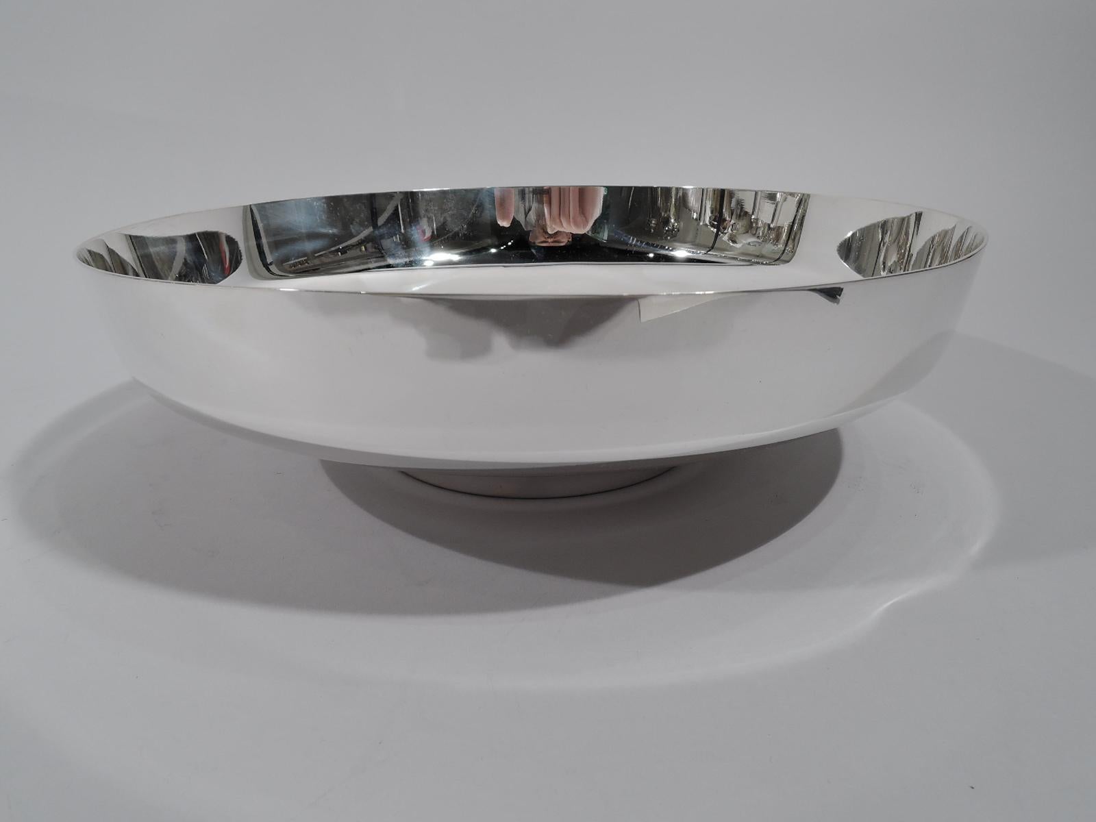 Mid-Century Modern sterling silver bowl. Made by Georg Jensen in Copenhagen. Curved well and short straight sides. Short and tapering inset foot. Spare Henning Koppel form. Postwar hallmark including no. 1132A and designer’s stamp. Weight: 35 troy