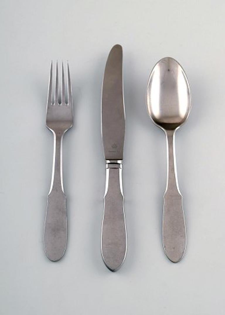 Georg Jensen Mitra steel cutlery. Complete 12 person service.
Stamped.
Measures 20.5 cm. (knife)
In very good condition.