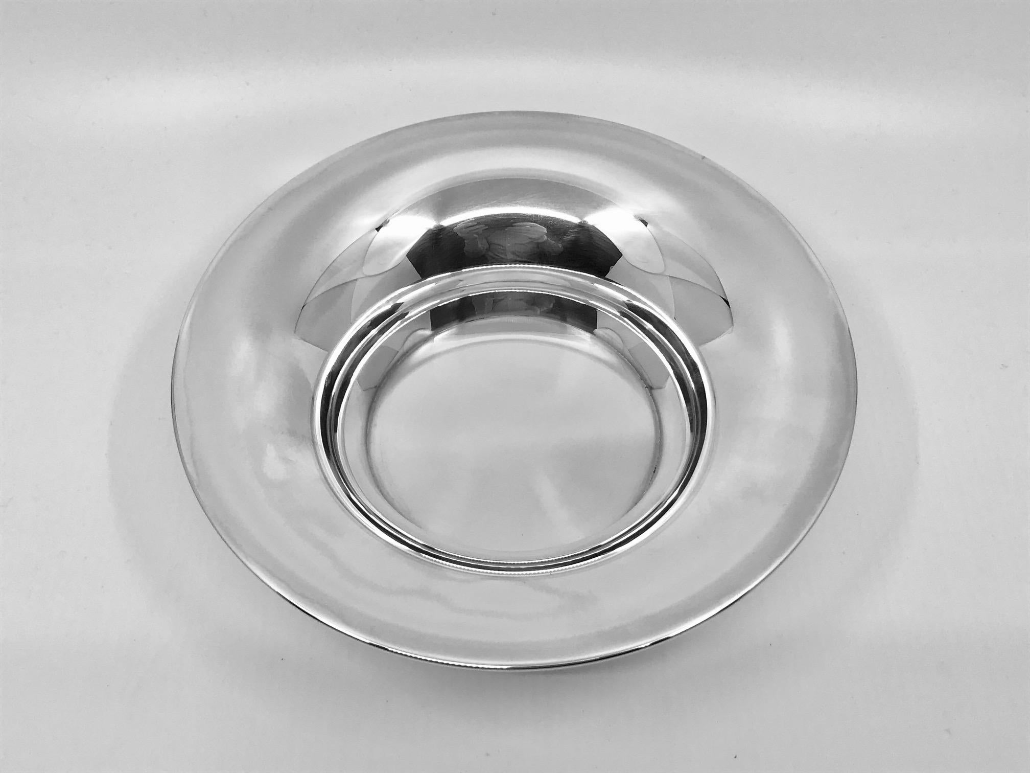 This is a modern sterling silver Georg Jensen bowl, design #1282 by Nanna Ditzel from the 1970s.

Measures 2? in height and 8 1/4? in diameter (5cm, 20.5cm).

Marked underneath with Georg Jensen hallmark and date code for 1984.