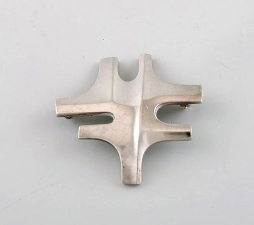 Georg Jensen. Modernist brooch in sterling silver. Design number 360.
Stamped.
In very good condition.
Measuring: 3.5 x 3.6 cm.