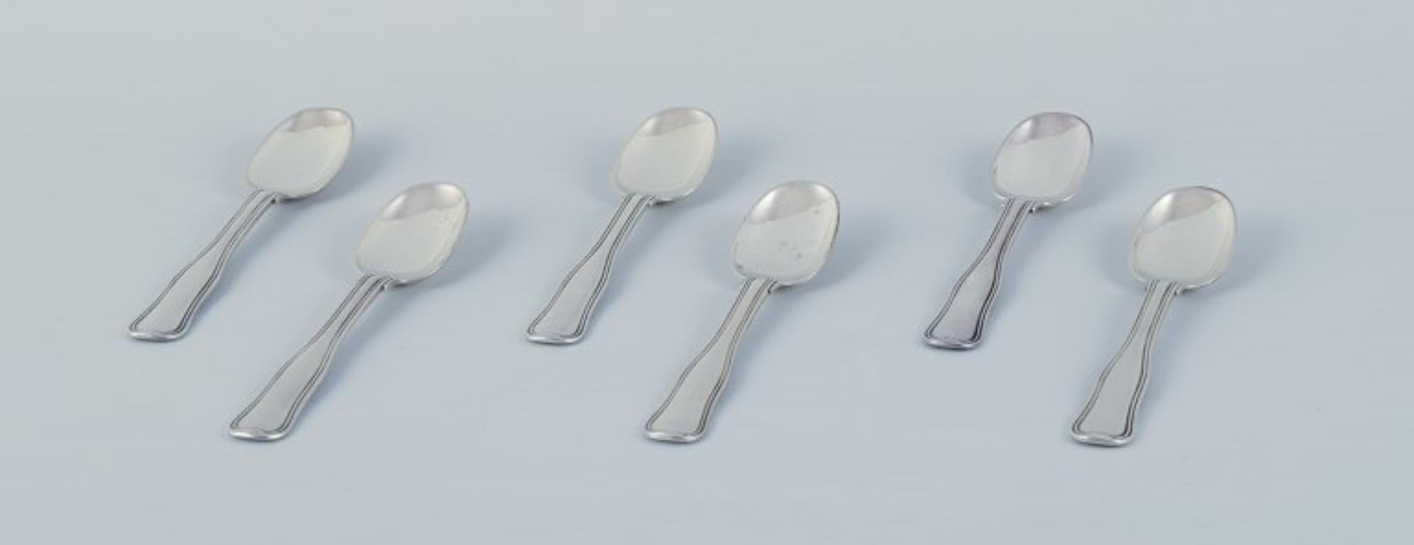 Georg Jensen Old Danish, a set of six teaspoons in sterling silver.
Stamped with post-1944 hallmark.
In excellent condition.
Measurement: L 12.8 cm.
