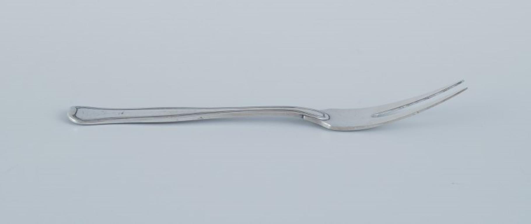 Georg Jensen Old Danish, cold meat fork in sterling silver.
Stamped with post 1944 hallmark.
In excellent condition.
Dimensions: L 16.4 cm.
