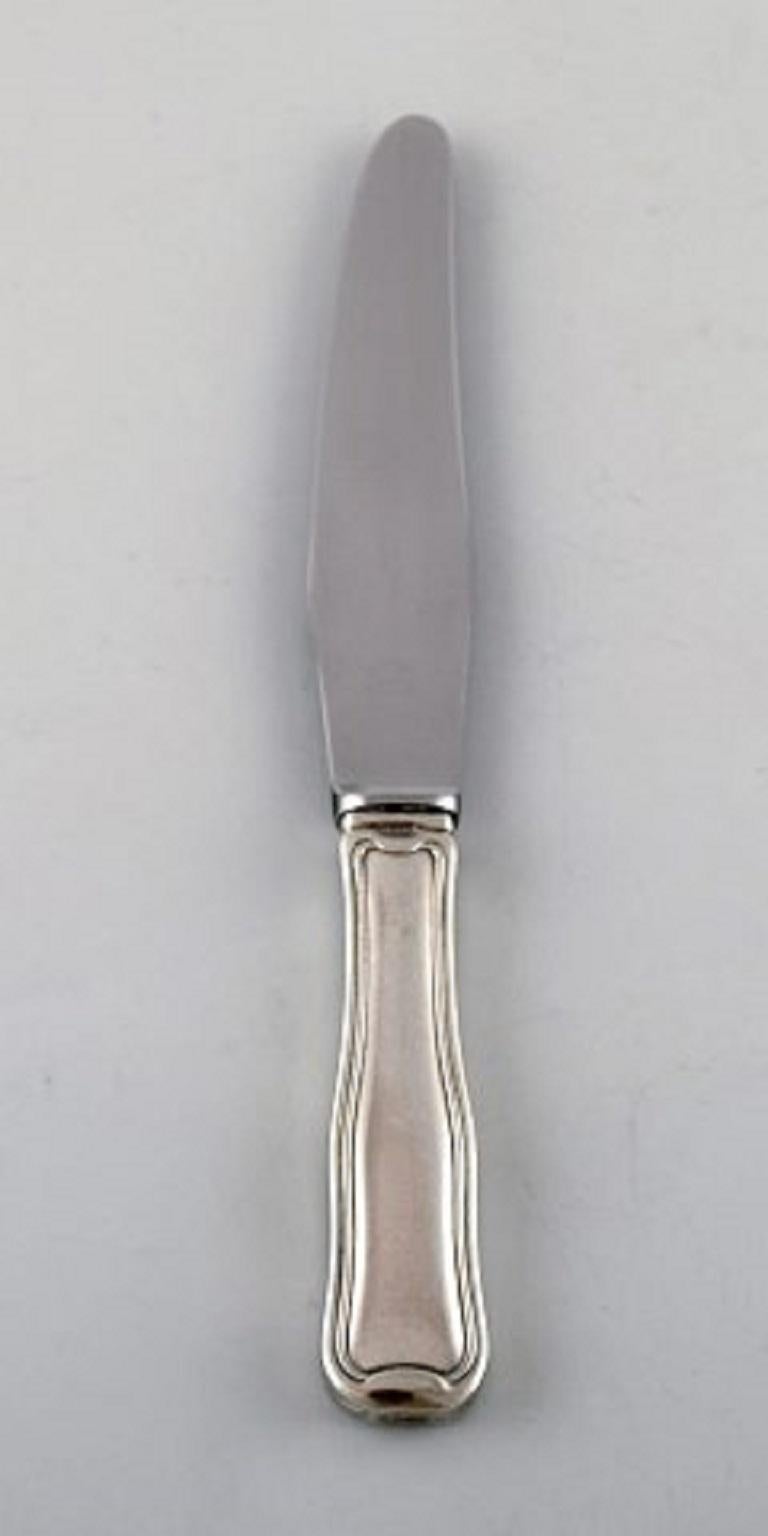 Georg Jensen Old Danish cutlery. Four lunch knives in sterling silver and stainless steel.
In very good condition.
Measures: 19.6 cm.
Stamped.
Large selection of Georg Jensen Old Danish in stock.