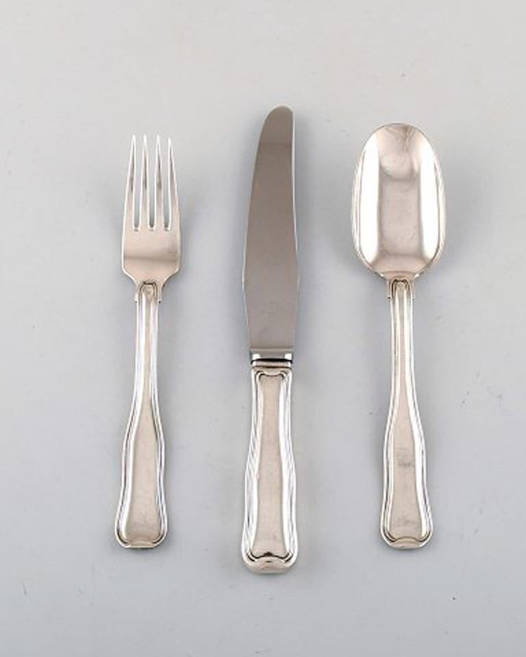 Georg Jensen Old Danish lunch cutlery in sterling silver. Lunch service for six people consisting of six lunch knives, six lunch forks and six lunch spoons.
In very good condition.
The knife measures: 19.5 cm.
Stamped.
Large selection of Georg