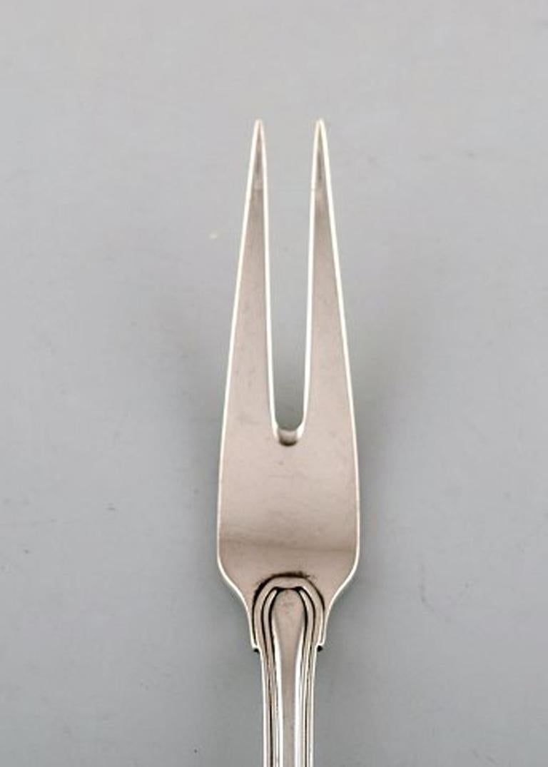 Ancienne fourchette à viande danoise Georg Jensen en argent sterling.
En très bon état.
Mesures : 16.5 cm.
Estampillé.
Grande sélection de Georg Jensen vieux danois en stock.