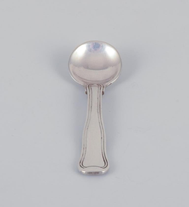 Georg Jensen. Old Danish salt spoon in sterling silver. In Excellent Condition For Sale In Copenhagen, DK