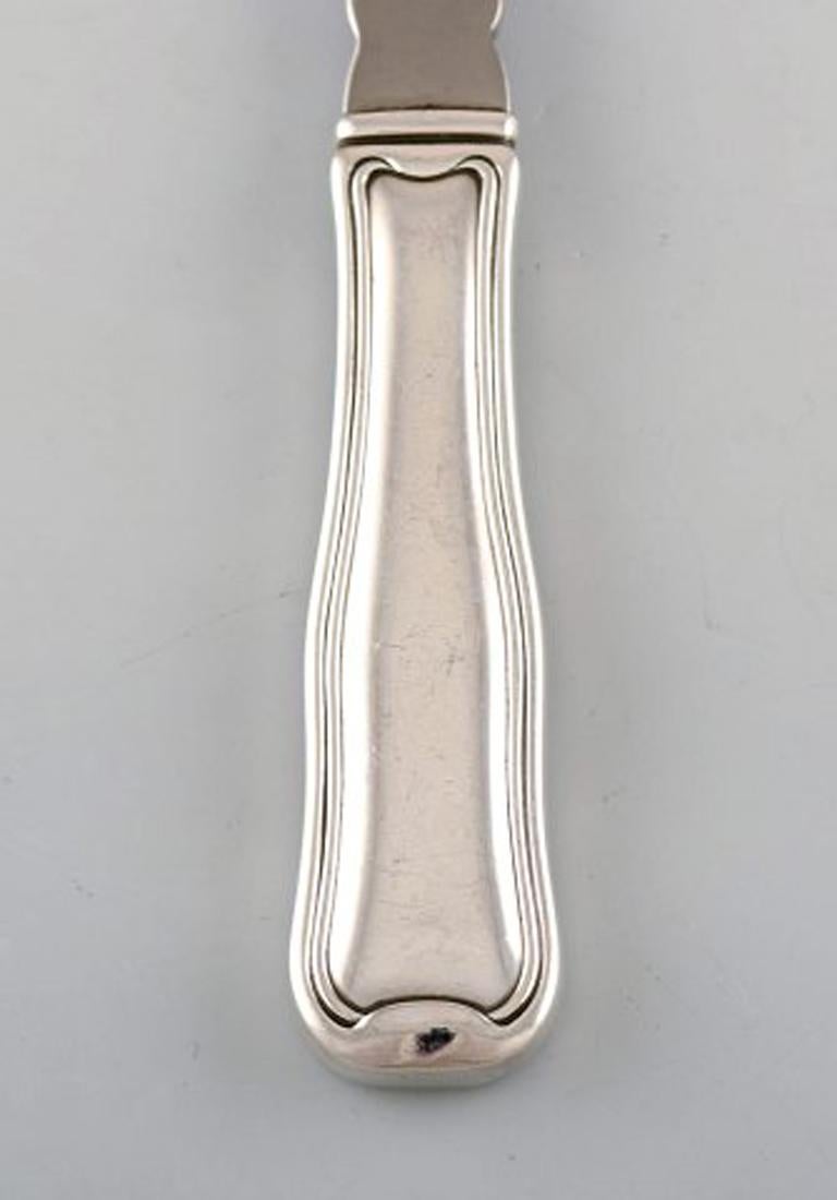Georg Jensen Old Danish serving spade in sterling silver and stainless steel.
In very good condition.
Measures: 19.5 cm.
Stamped.
Large selection of Georg Jensen Old Danish in stock.