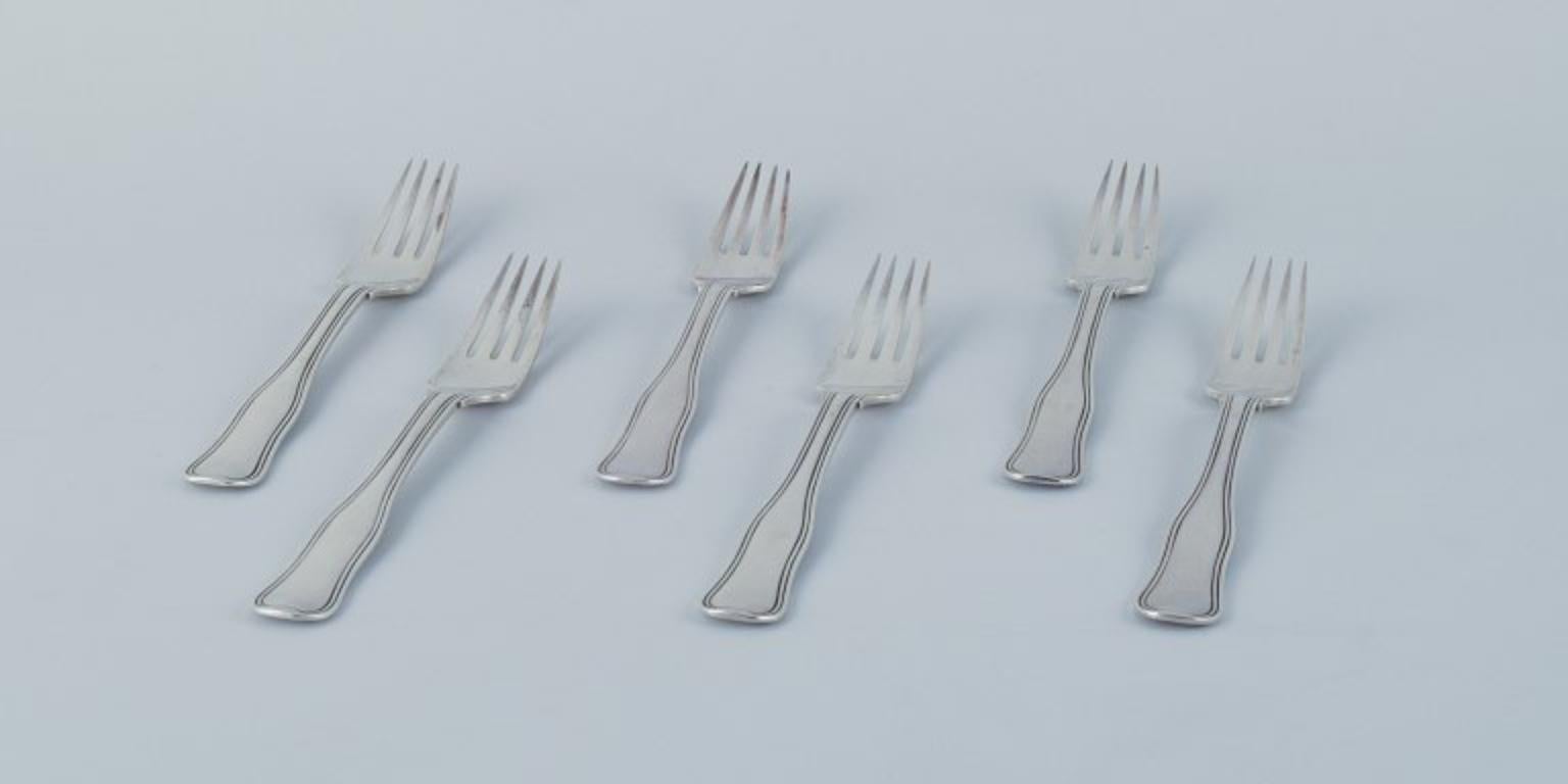 Georg Jensen Old Danish, un set di sei forchette da pranzo in argento sterling.
Timbro con marchio post-1944.
In ottime condizioni.
Dimensioni: 16,8 cm.