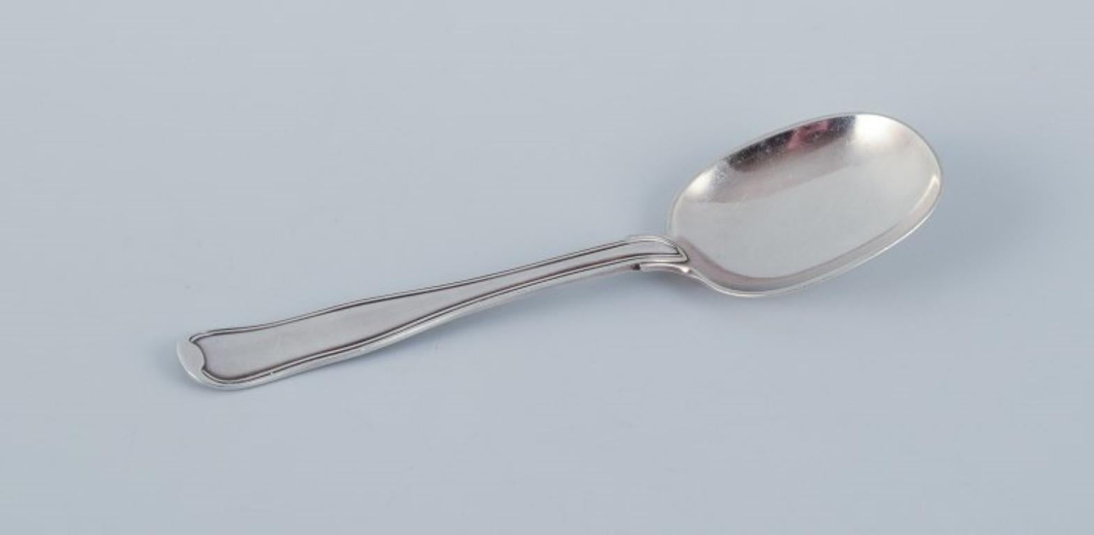Georg Jensen Old Danish, sugar spoon in sterling silver.
Stamped with 1945-1951 hallmark.
In excellent condition.
Dimensions: L 14.5 cm.
