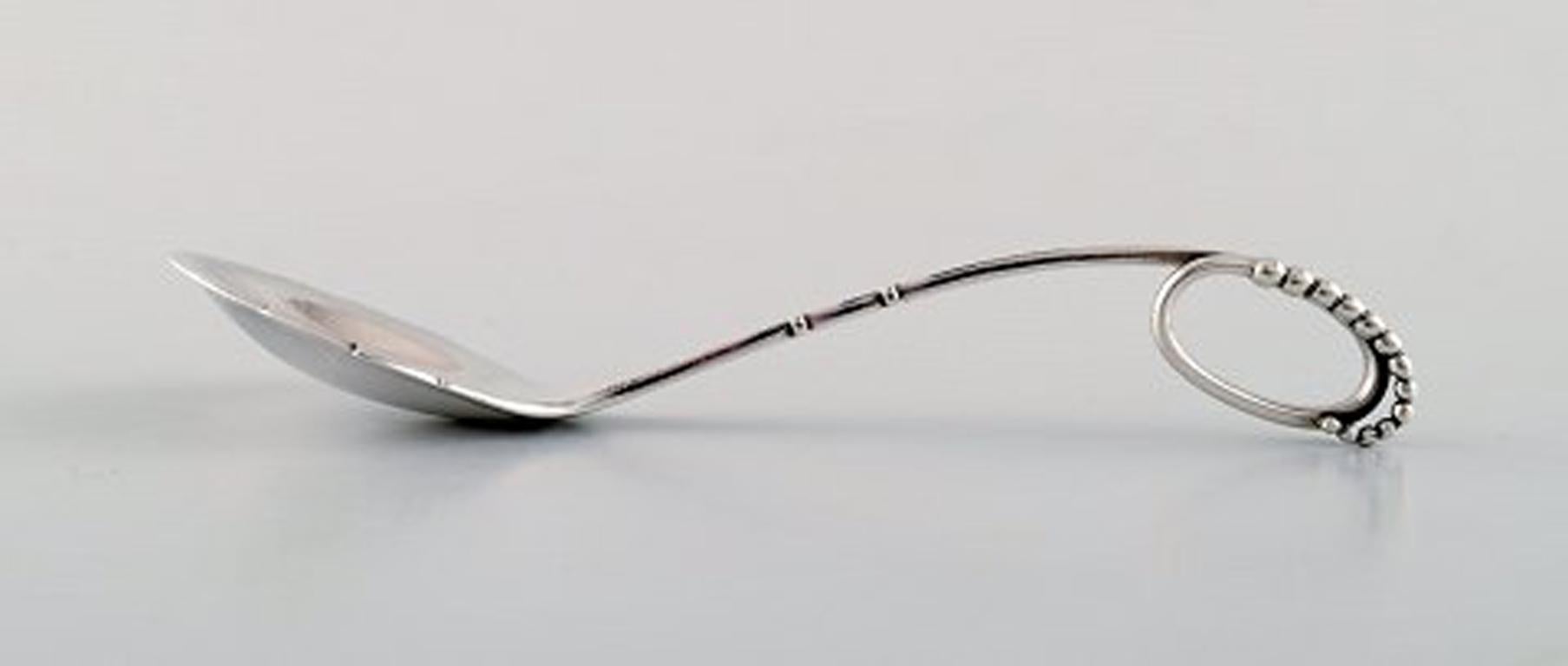 Georg Jensen ornamental sterling silver nr. 41, marmalade spoon.
Length 11.5 cm.
Stamped.
Very good condition.