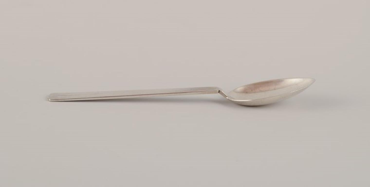 Georg Jensen, a pair of Bernadotte dinner spoons.
Hallmarked after 1944.
Perfect condition.
Dimensions: Length 19.5 cm.