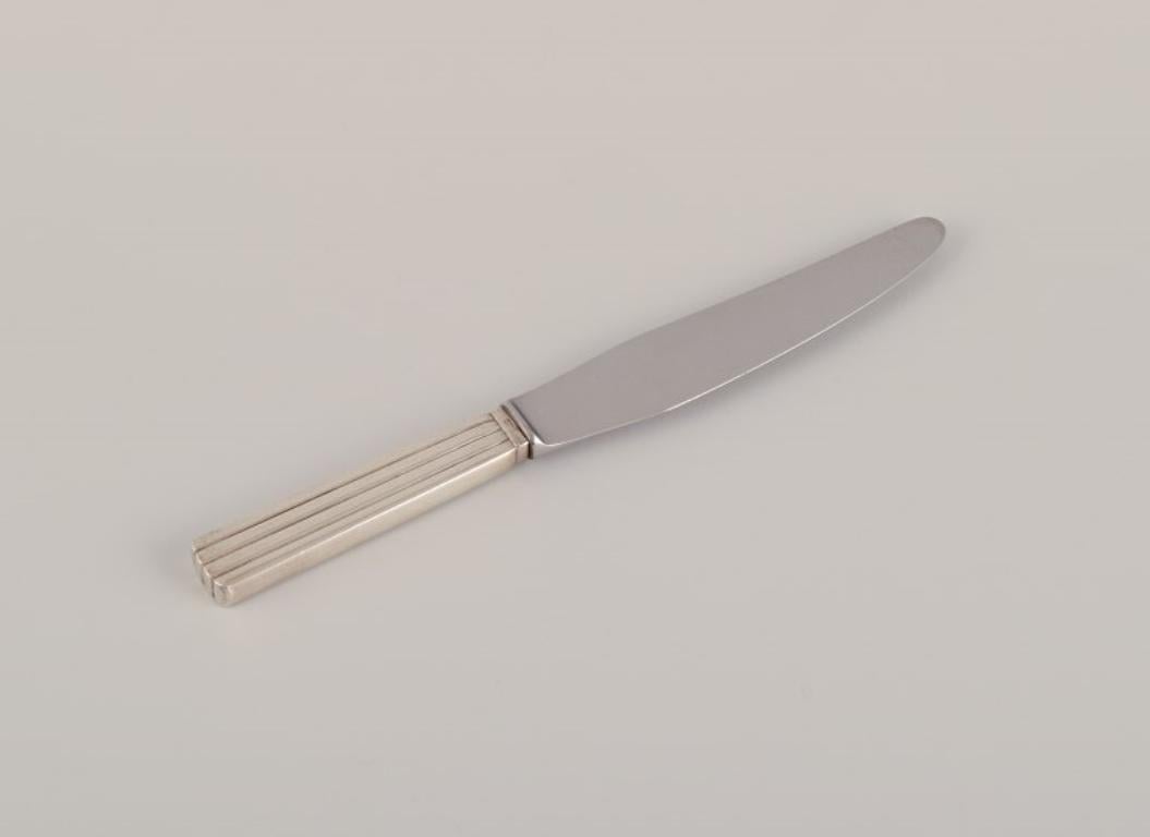 Georg Jensen, a pair of Bernadotte short-handled dinner knives with Raadvad blade in stainless steel.
Hallmarked after 1944.
Perfect condition.
Dimensions: Length 22.0 cm.