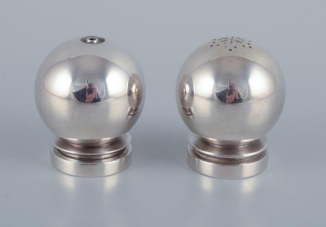 Harald Nielsen for Georg Jensen. A pair of Pyramid salt and pepper shakers in sterling silver.
Model 632.
Post 1944 hallmark.
In perfect condition. 
Dimensions: H 4.3 cm x D 3.5 cm.