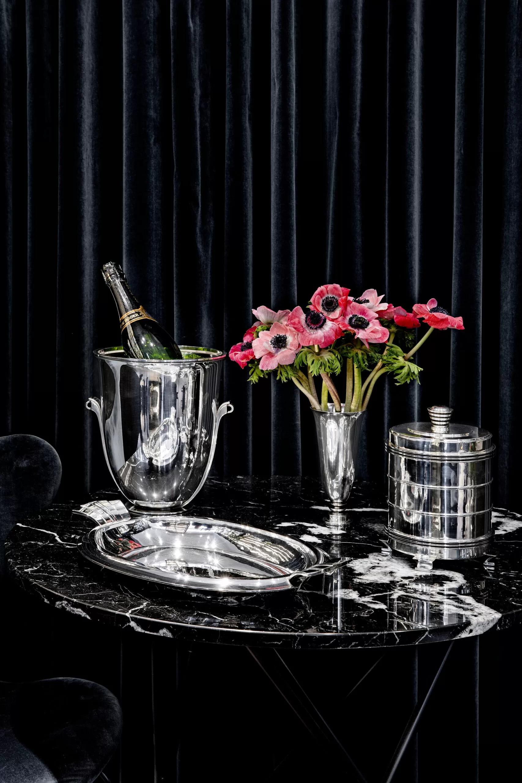 Un par de excepcionalmente raros enfriadores de vino piramidales Art Decó Georg Jensen, diseño nº 725B de Harald Nielsen (1934).

Estas hieleras, del periodo original de diseño y presentadas como pareja a juego, combinan funcionalidad y elegancia,