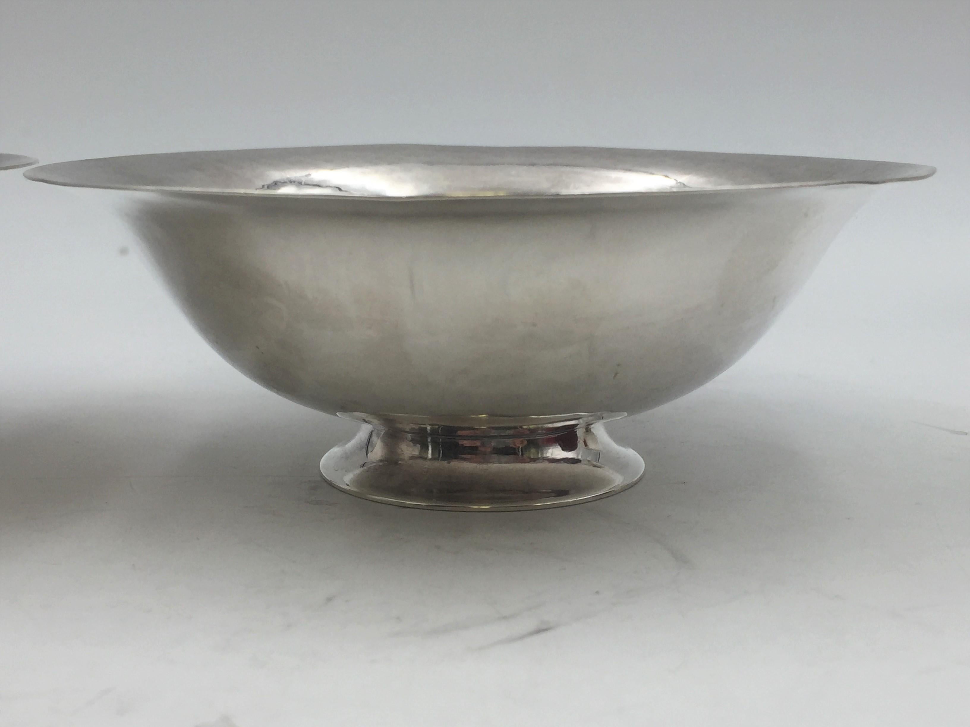 Danois Georg Jensen paire de bols à dîner en argent sterling martelé à la main en forme de menthe 575C en vente