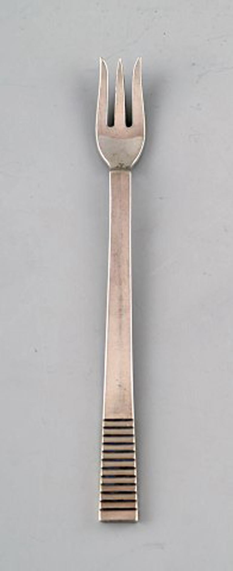 Georg Jensen Parallel. Cold meat fork in sterling silver. 7 pieces in stock.
Measures 14.5 cm
Stamped.
In very good condition.