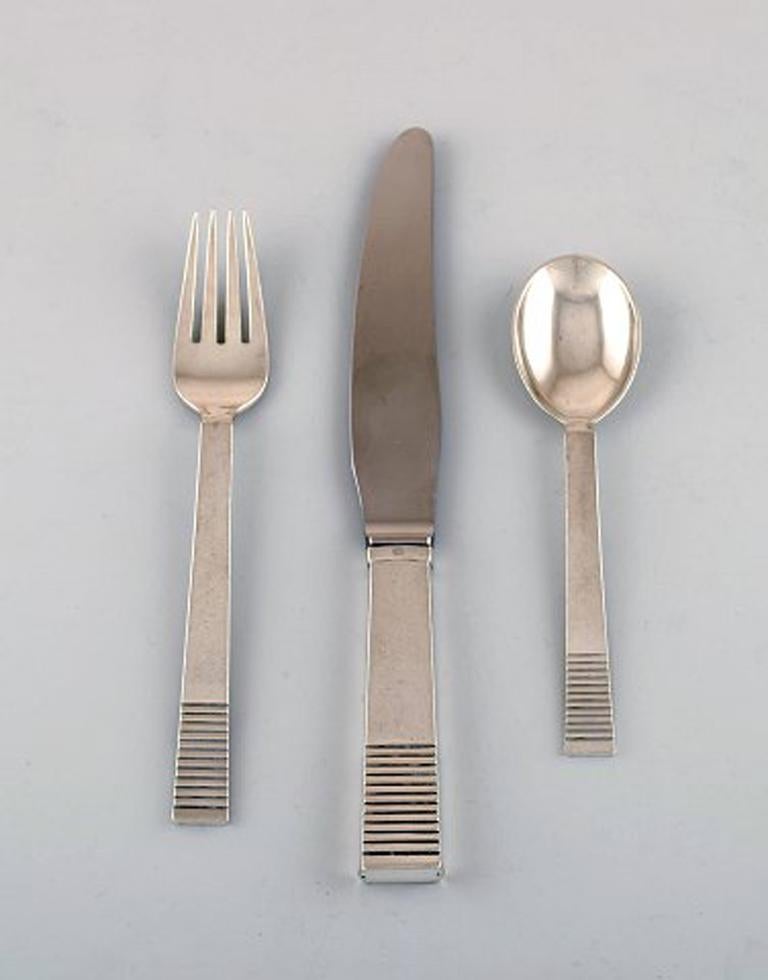 Georg Jensen Parallel. Complete silver dinner service for six people.
A total of 18 pieces.
Knife measures: 22.5 cm.
Perfect condition.
Stamped.