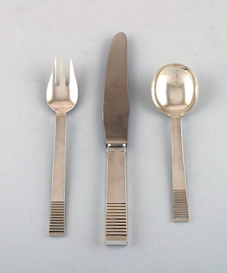 Georg Jensen Parallel. Complete silver lunch service for six people.
A total of 18 pieces.
Knife measures: 20 cm.
Perfect condition.
Stamped.