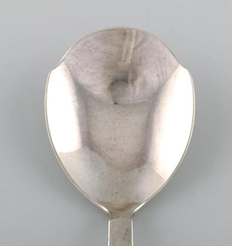 Georg Jensen Parallel. Early serving spoon in sterling silver
Measures: 20 cm.
In very good condition.
Early stamp: 1931.