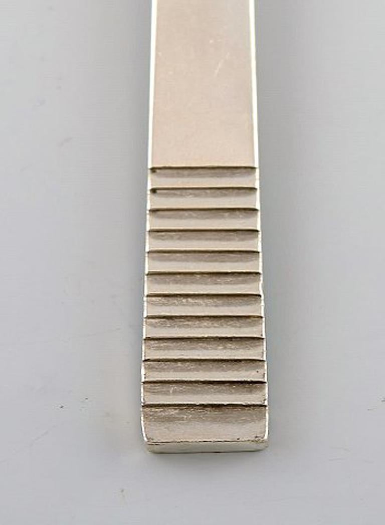 Georg Jensen Parallele. Fischgabel aus Sterlingsilber. 1933-1944.
Es sind 10 Gabeln verfügbar.
Maße: 16 cm.
In sehr gutem Zustand.
Frühe Briefmarke: 1933-1944.