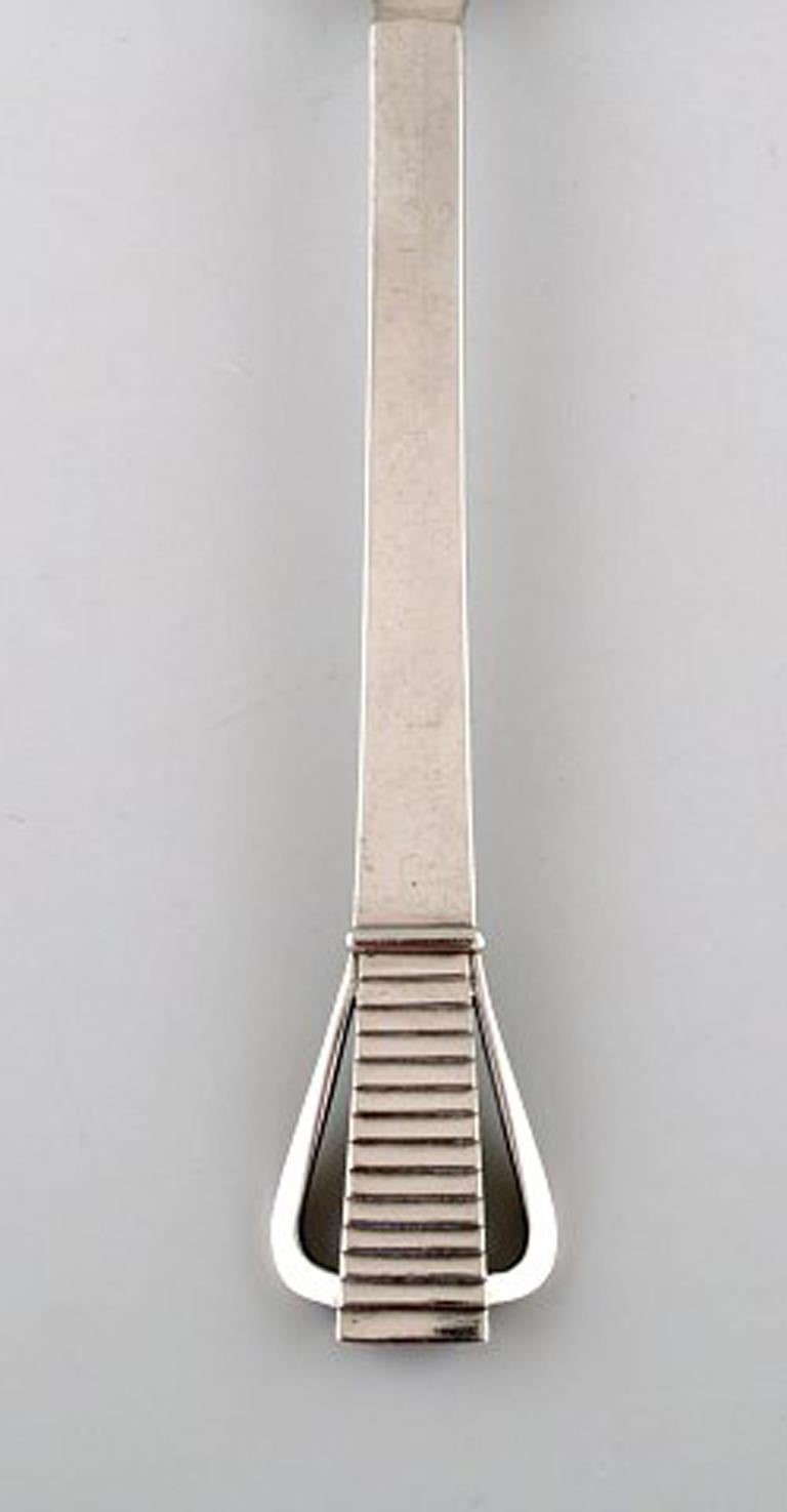 Georg Jensen Parallel. Large serving spoon in sterling silver. 1933-1944. 2 pieces in stock.
Measures: 23 cm.
In very good condition.
Early stamp: 1933-1944.