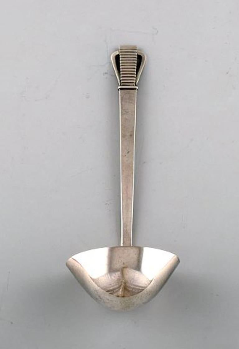 Georg Jensen Parallel. Rare and early sauce spoon in all silver.
Measures: 19 cm.
In very good condition.
Early stamp: 1931.