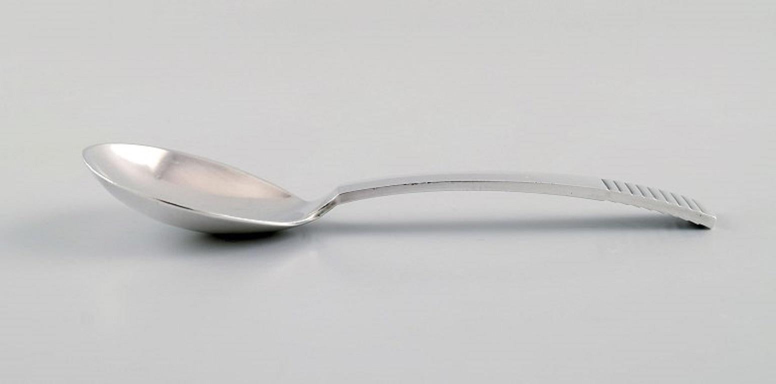 Georg Jensen Parallel / Relief jam spoon in sterling silver. Dated 1933-44.
Length: 12.5 cm.
In excellent condition.
Stamped.
Our skilled Georg Jensen silversmith / goldsmith can polish all silver and gold so that it appears new. The price is