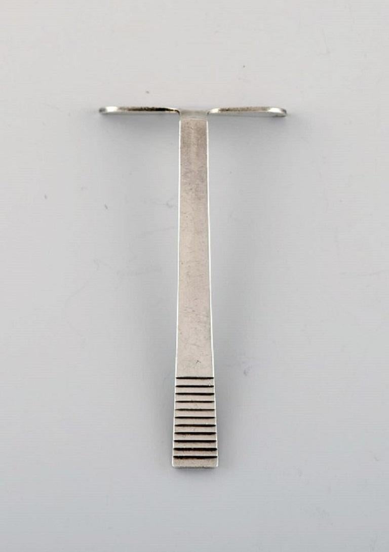 Georg Jensen Parallel / Relief. Rare child's pusher in sterling silver. Dated 1933-44.
Length: 9 cm.
In excellent condition.
Stamped.