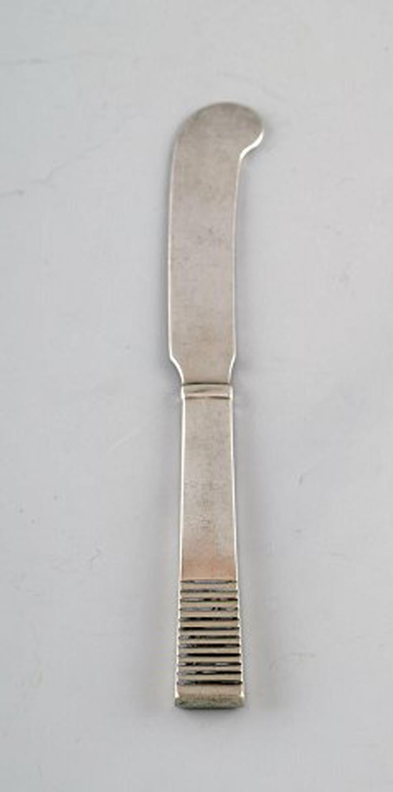 Georg Jensen Parallelo. Set di 8 coltelli da burro in argento. Argento sterling.
Misura 15 cm.
Timbrato.
In buone condizioni, alcuni con ammaccature sulla lama.