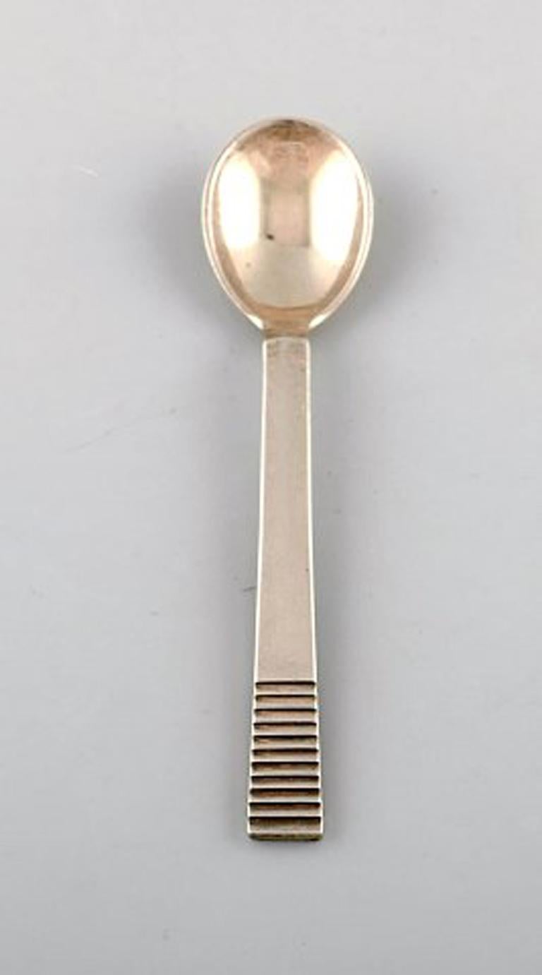 Georg Jensen Parallel. Set of six coffee spoons in sterling silver.
Measures: 9.5 cm.
In very good condition.
Early stamp: 1939.