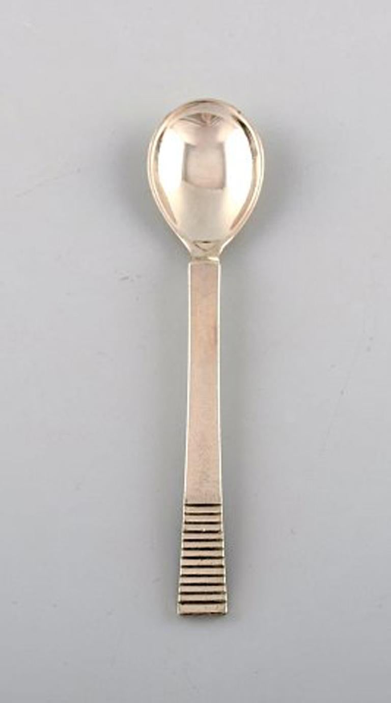 Georg Jensen Parallel. Set of six coffee spoons in sterling silver. 
Measures: 10.5 cm.
In very good condition.
Early stamp: 1933-1944 and 1945-1951.