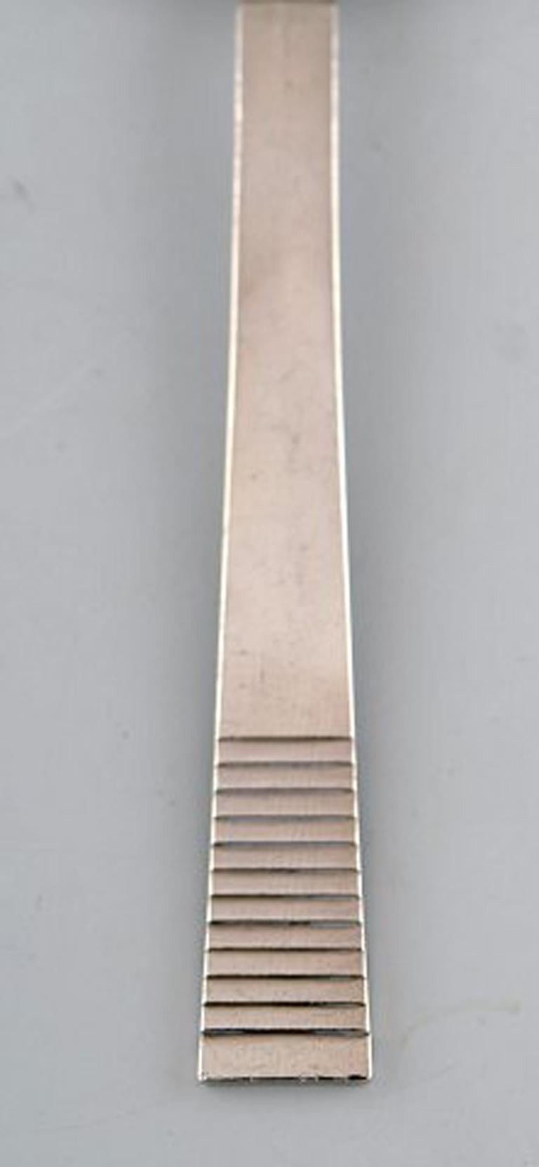 Georg Jensen Parallel. Sugar/Marmalade spoon in sterling silver.
Measures: 13.7 cm.
Stamped.
In good condition.