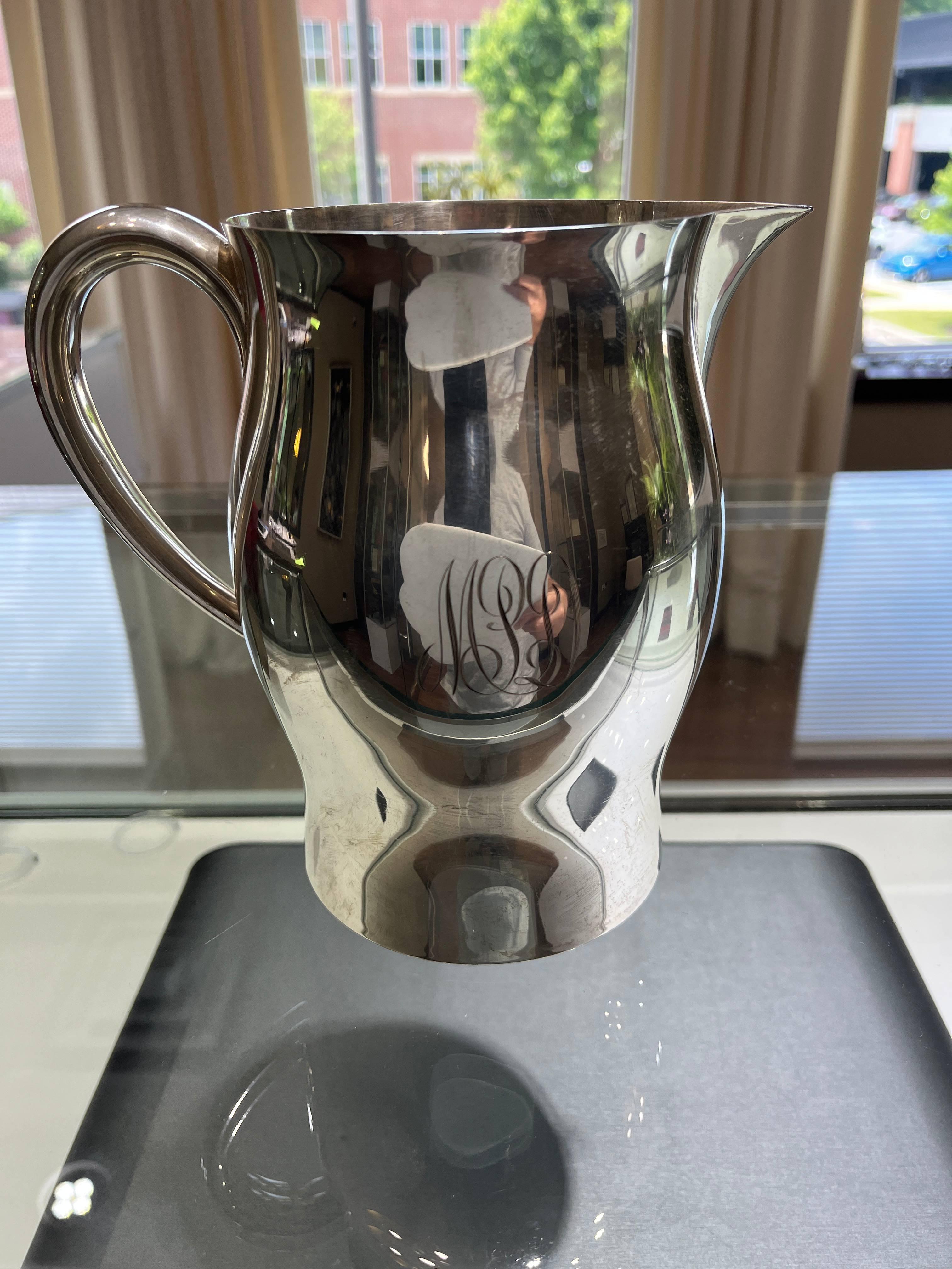 Brocca d'acqua in argento sterling con riproduzione di Paul Revere di Georg Jensen
Peso: 21.75 ozt. 
Lunghezza: 7 1/4 pollici
Diametro: 4,5 pollici
Composizione: Argento 925
Monogrammi