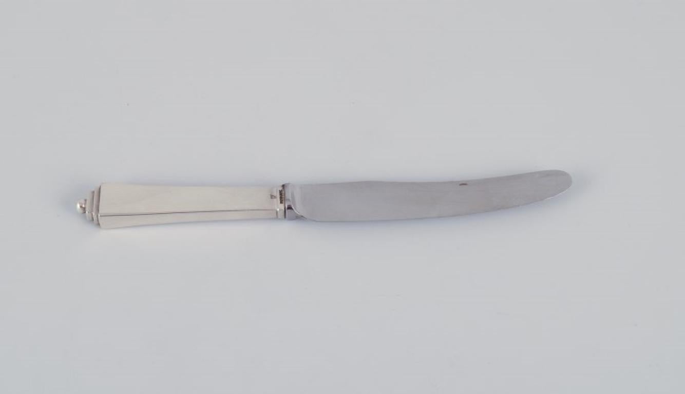 Pirámide Georg Jensen. 
Cuchillo frutero Art Decó de plata de ley con hoja de acero inoxidable.
Sello de 1933-1944.
En excelente estado con algunos arañazos en la hoja.
Dimensiones: Longitud 16,0 cm.