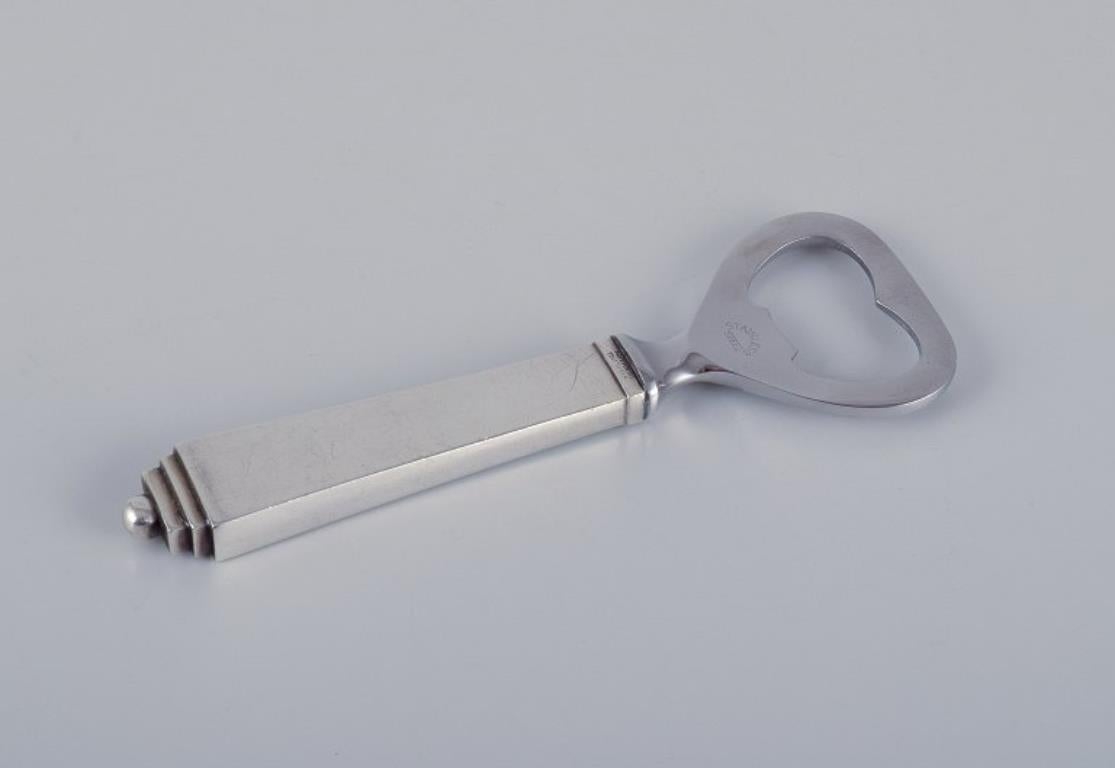 Piramide di Georg Jensen.
Apribottiglie in argento e acciaio inossidabile.
Hallmark: Dopo il 1944.
Condizioni perfette.
Dimensioni: Lunghezza 11,0 cm.