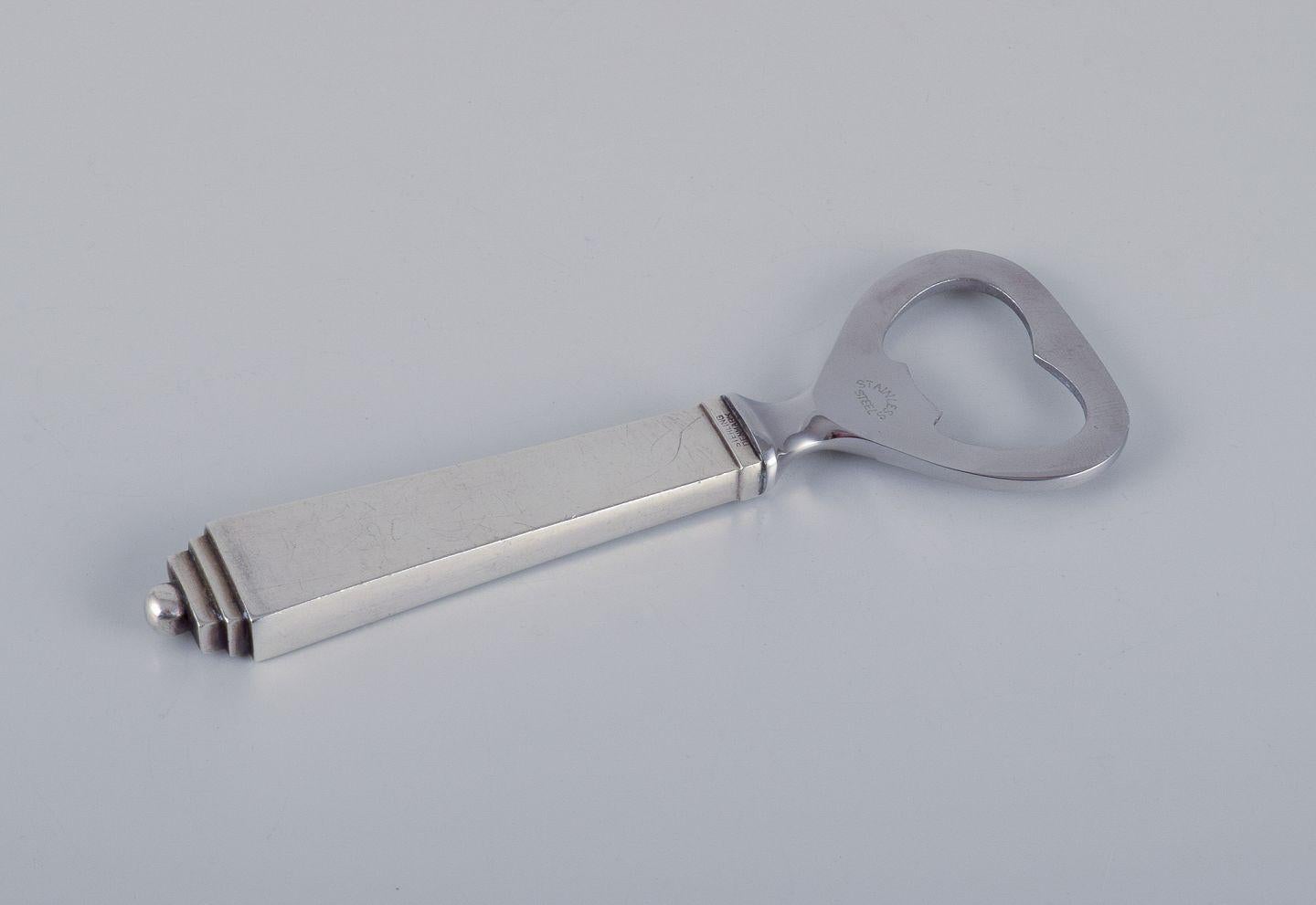 Piramide di Georg Jensen.
Apribottiglie in argento e acciaio inossidabile.
Hallmark: Dopo il 1944.
Condizioni perfette.
Dimensioni: Lunghezza 11,0 cm.