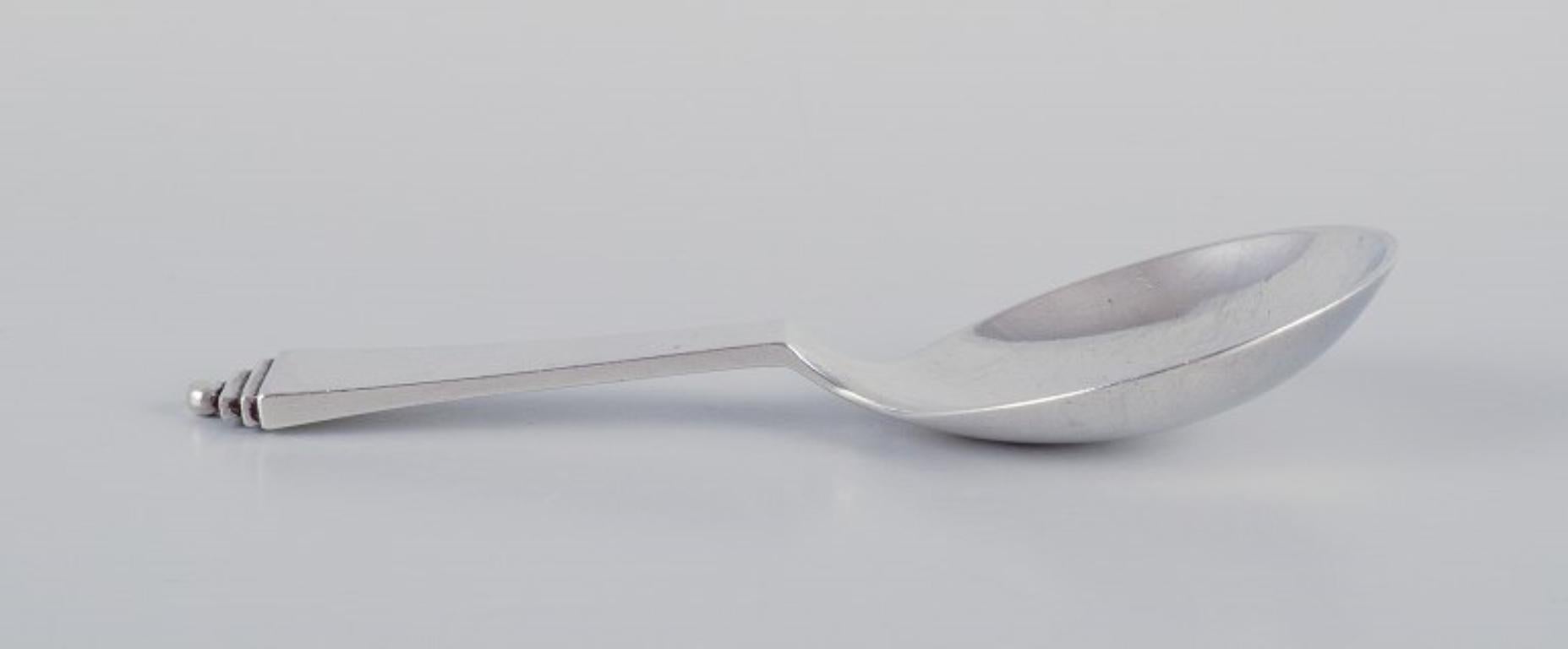 Pirámide Georg Jensen.
Cuchara compota de plata de ley.
Hallmark: 1915-1932.
Perfecto estado.
Dimensiones: Longitud 9,8 cm.