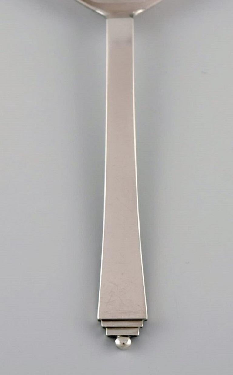 Georg Jensen Pyramid bouillon spoon in sterling silver. Eight spoons are available.
Length: 16 cm.
In excellent condition.
Stamped.
Our skilled Georg Jensen silversmith / goldsmith can polish all silver and gold so that it appears new. The price