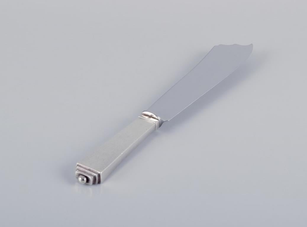 Georg Jensen Pyramid.
Cake knife in sterling silver with a stainless steel blade.
Hallmark: 1915-1932.
Perfect condition.
Dimensions: Length 24.0 cm.