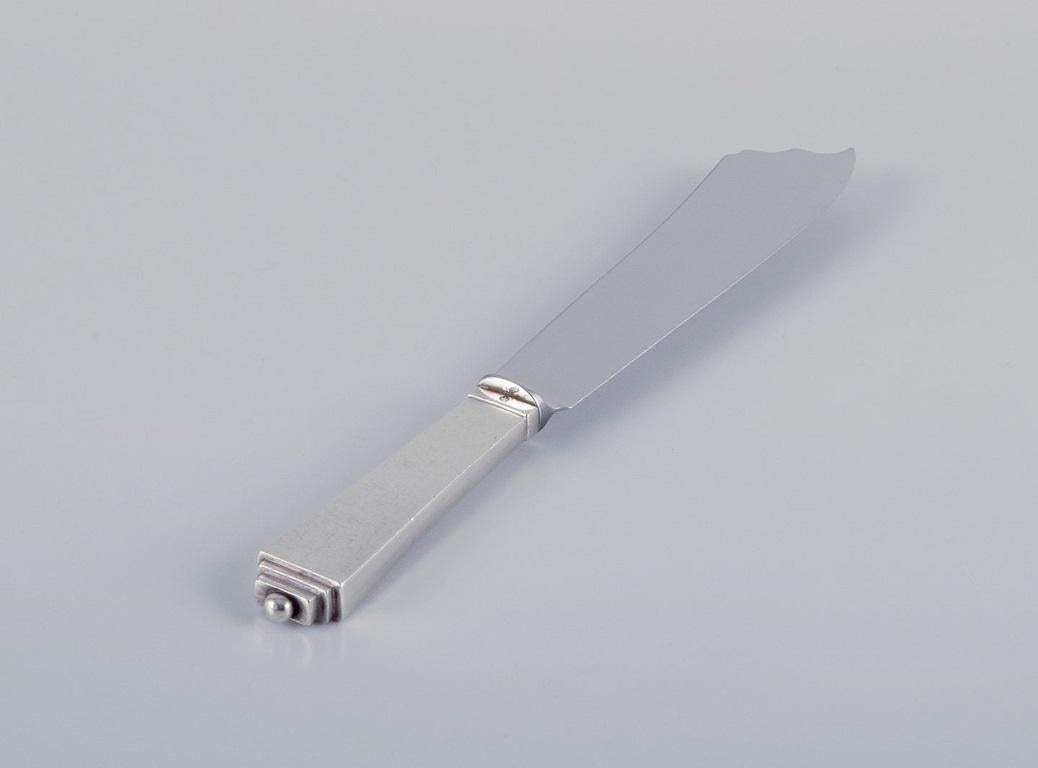 Piramide di Georg Jensen.
Coltello da torta in argento sterling con lama in acciaio inossidabile.
Hallmark: 1915-1932.
Condizioni perfette.
Dimensioni: Lunghezza 24,0 cm.