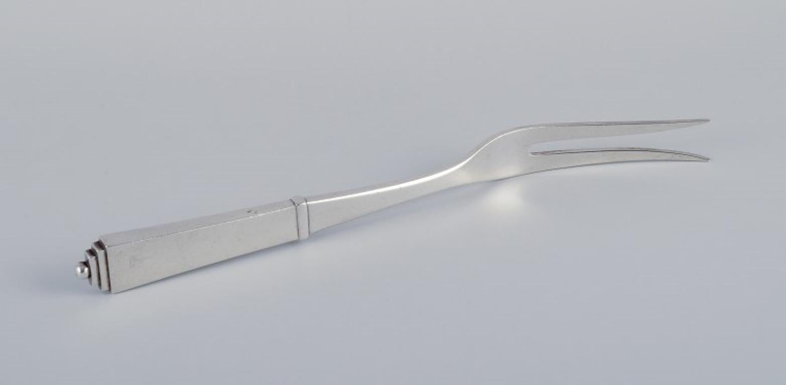 Georg Jensen Pyramid.
Carving fork in sterling silver.
Hallmark: After 1944.
In excellent condition with a minor insignificant dent. See photo.
Dimensions: Length 23.3 cm.