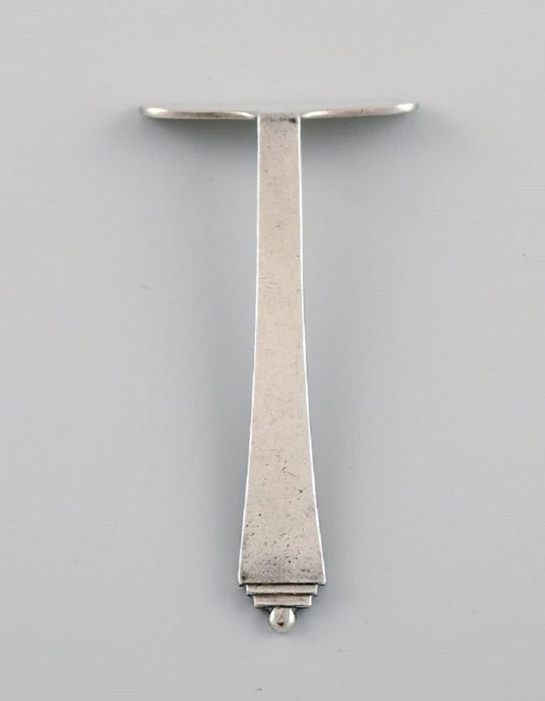 Georg Jensen Pyramid child's pusher in sterling silver. 
Dated 1933-44.
Length: 8.5 cm.
In excellent condition.
Stamped.
Our skilled Georg Jensen silversmith / goldsmith can polish all silver and gold so that it appears new. The price is very