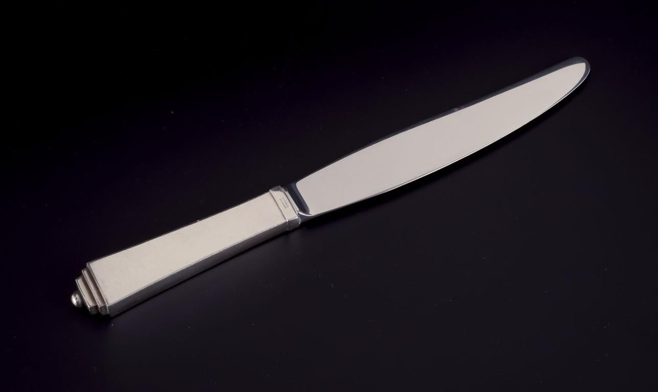 Les produits d'occasion sont exonérés de droits d'importation pour les clients américains. 
Par conséquent, aucun droit d'importation ne s'appliquera à votre achat.

Pyramid de Georg Jensen. Service de table complet pour quatre personnes.
Argent