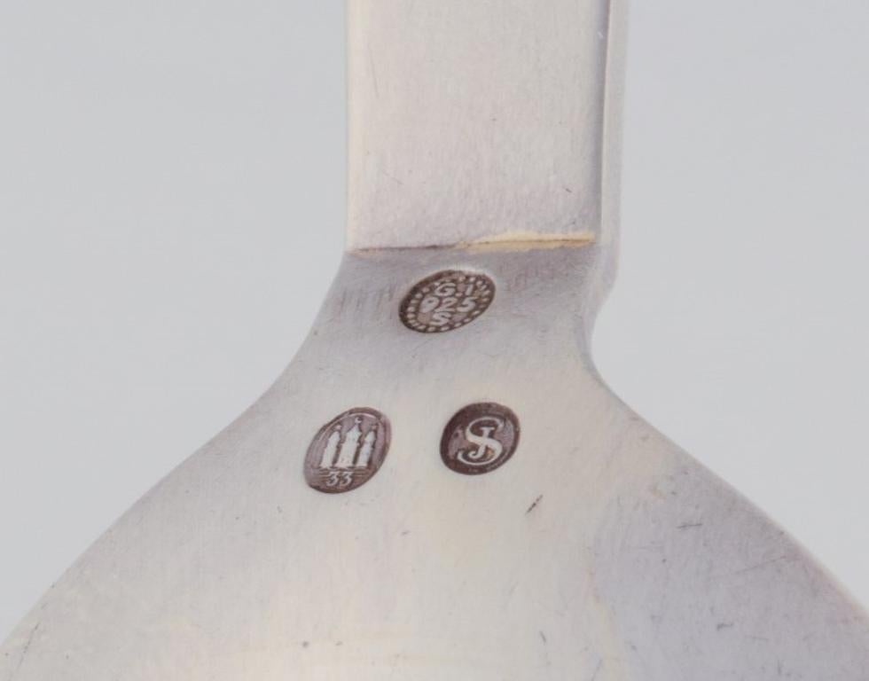 Georg Jensen Pyramid compote spoon in sterling silver. 1915-1932 hallmark. In Excellent Condition For Sale In Copenhagen, DK