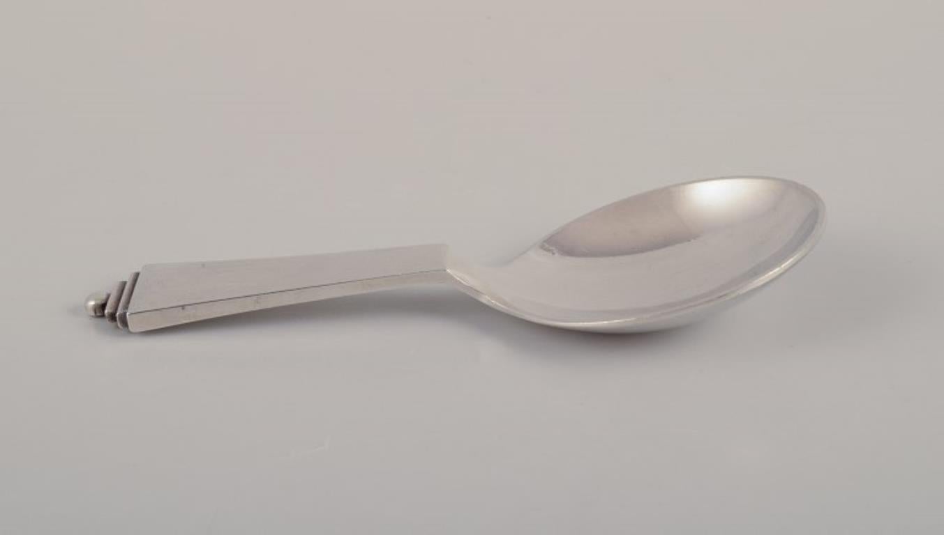 Pirámide Georg Jensen.
Cuchara compota de plata de ley.
Citas: Después de 1945.
Hallmarked.
En excelente estado.
Dimensiones: L 10,0 cm.